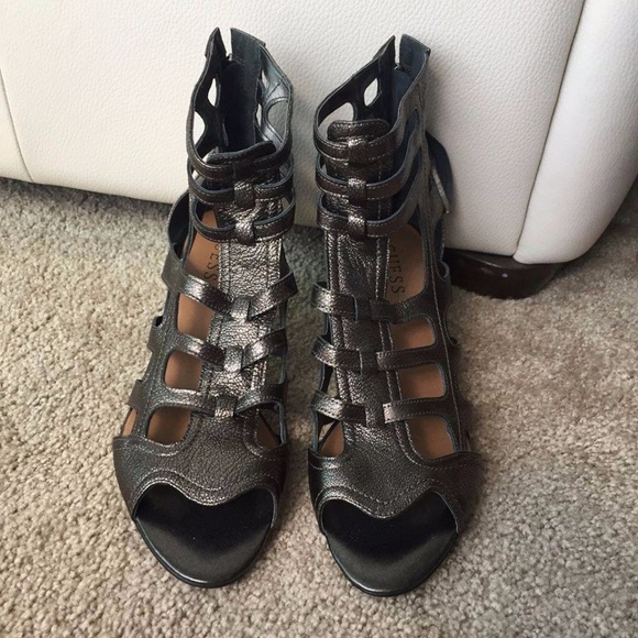 Size 9 Brand New GUESS Metallic Strappy Low Heels - Picture 1 of 3